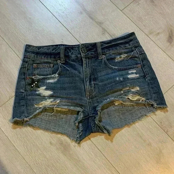 American eagle Women’s jean shorts Patches New  York Heart Distressed size 2 - Picture 1 of 3